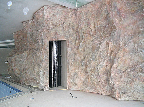 Umetna skala ob bazenu